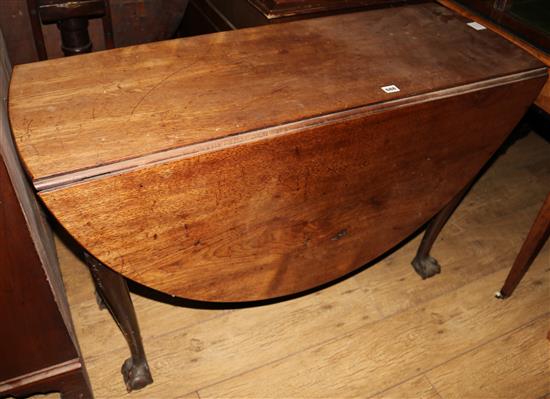 A George III mahogany oval topped drop leaf table W.113cm